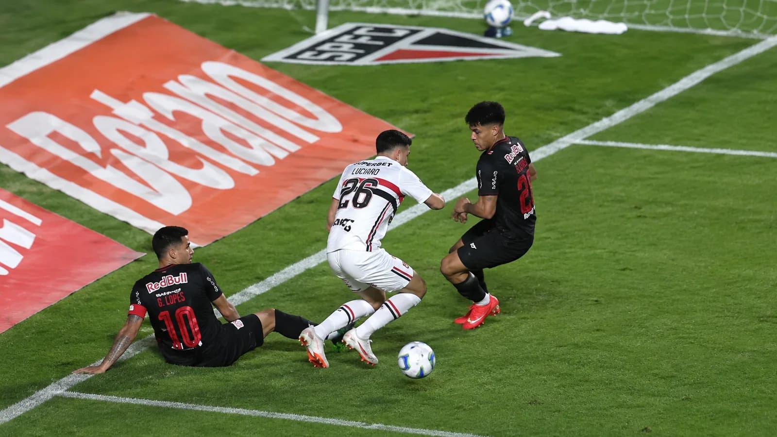Pênalti para o São Paulo marcado após revisão de vídeo em disputa entre Pedro Henrique e Luciano