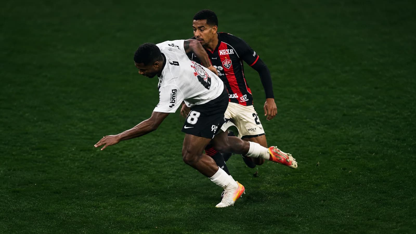 VAR reverte simulação e marca primeiro pênalti para o Corinthians no Brasileirão