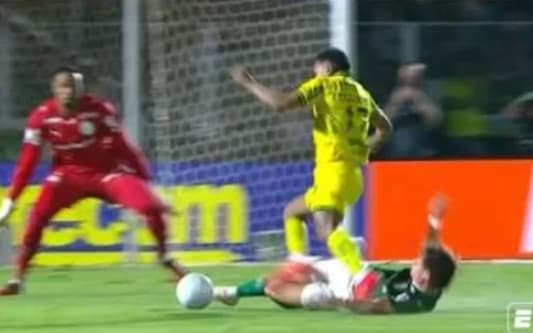 Pênalti marcado para o Mirassol e anulado após revisão no monitor (Giay sobre Fernandinho)