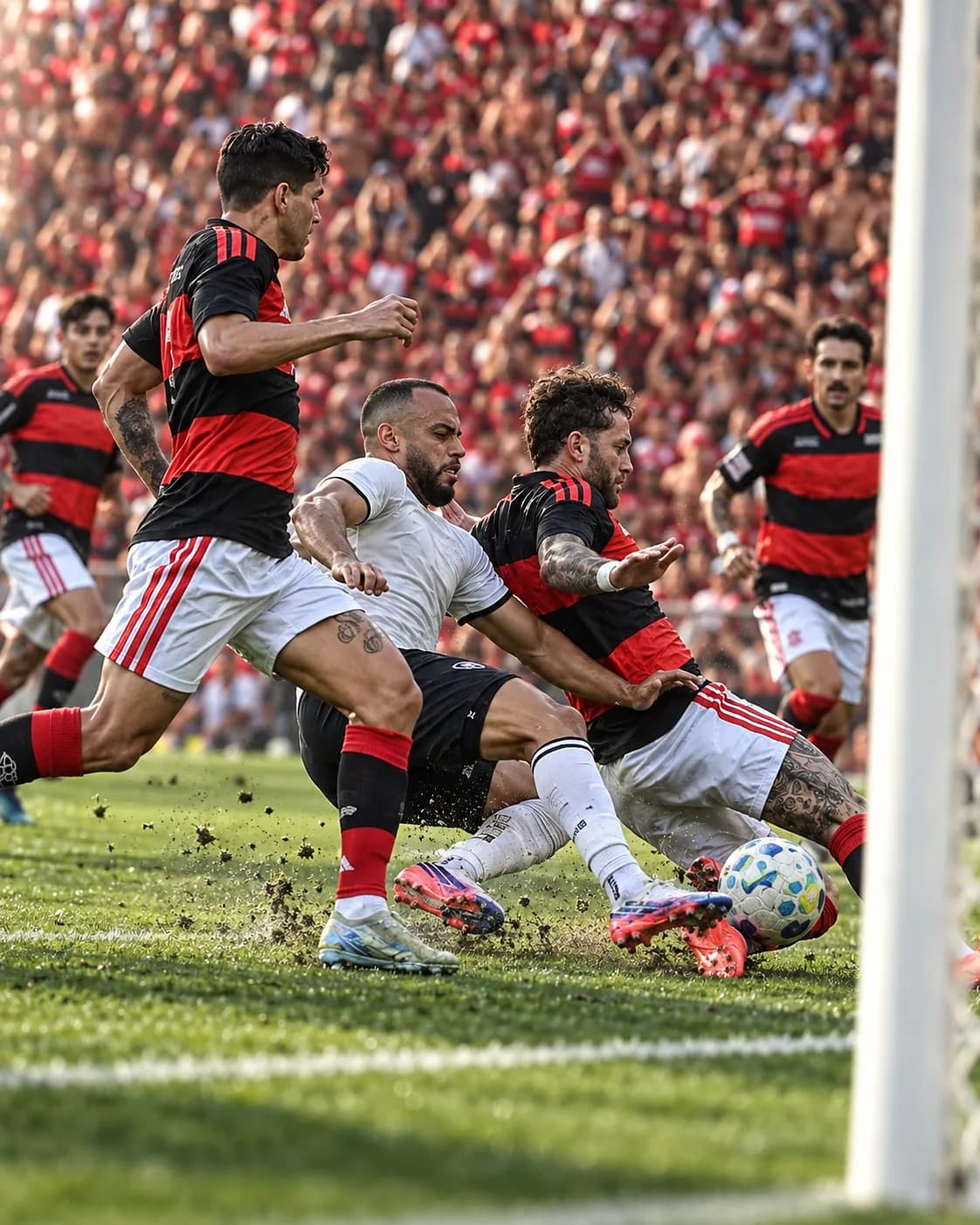 Gol de Arthur Cabral anulado por toque de braço após intervenção do VAR