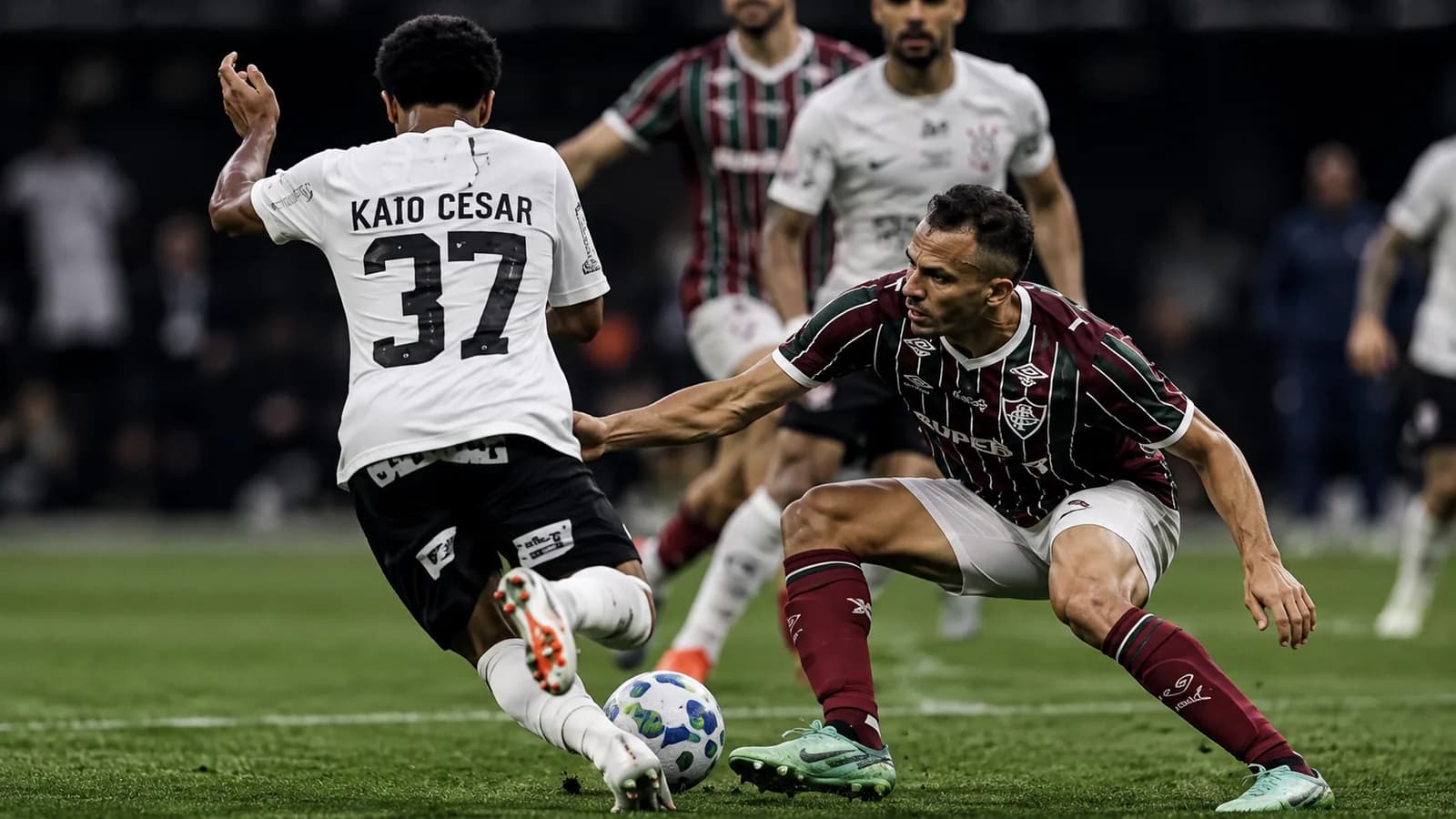 Possivel pênalti de Renê em Kaio César!