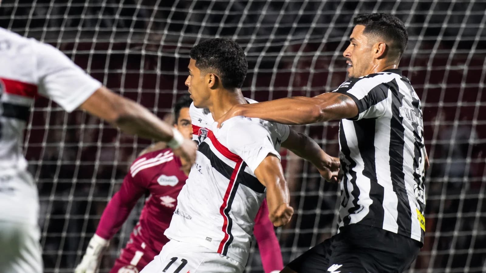 Pênalti de Lucas Veríssimo em Ryan Francisco