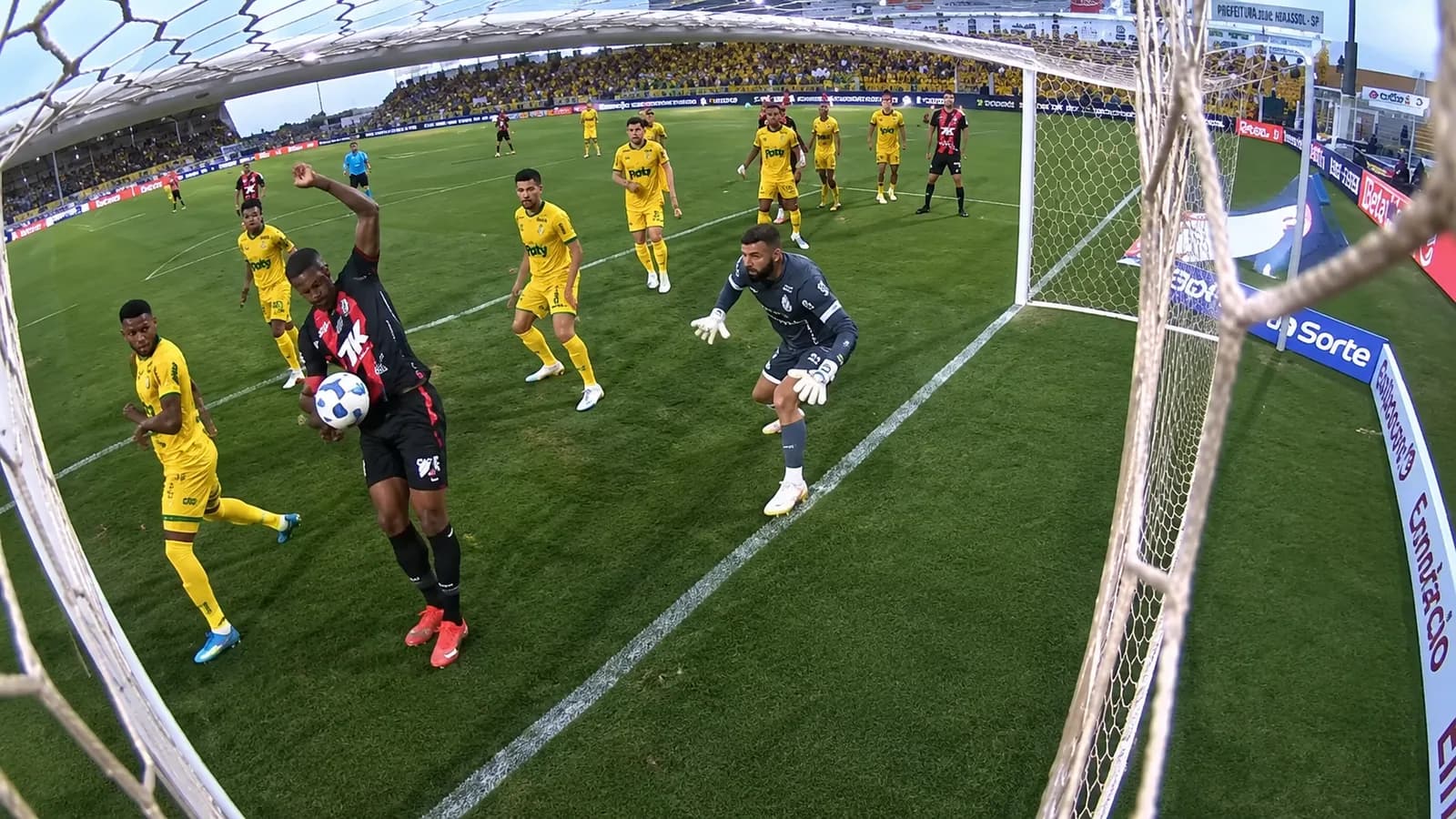 Foi correto anular o gol de Zé Vitor por interferência de Luan Cândido?
