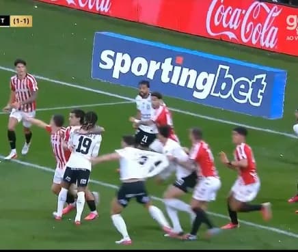 Gabriel Paulista é puxado dentro da área