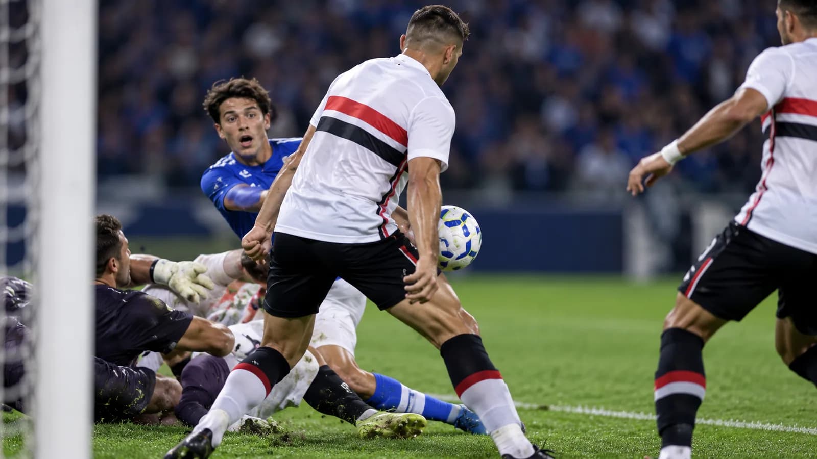 Possível pênalti por toque no braço de Rafael Tolói