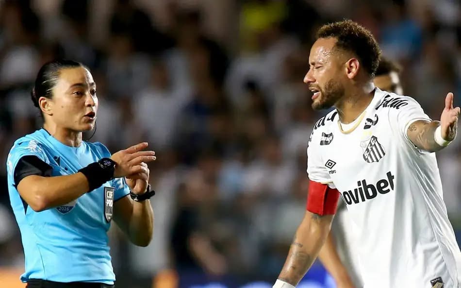 A expulsão de Wallisson por falta em Neymar.