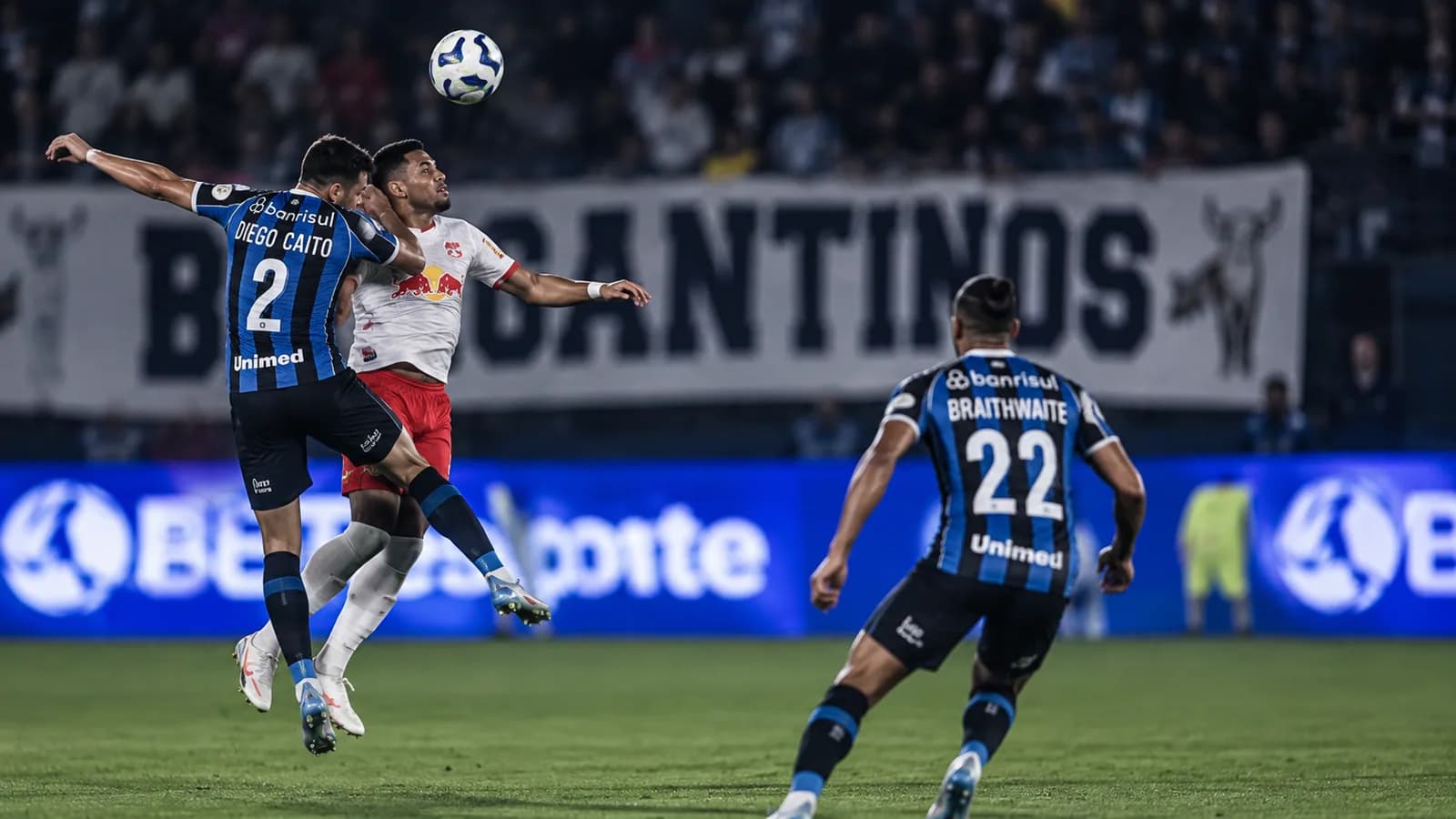 Gol de Braithwaite  anulado após falta.