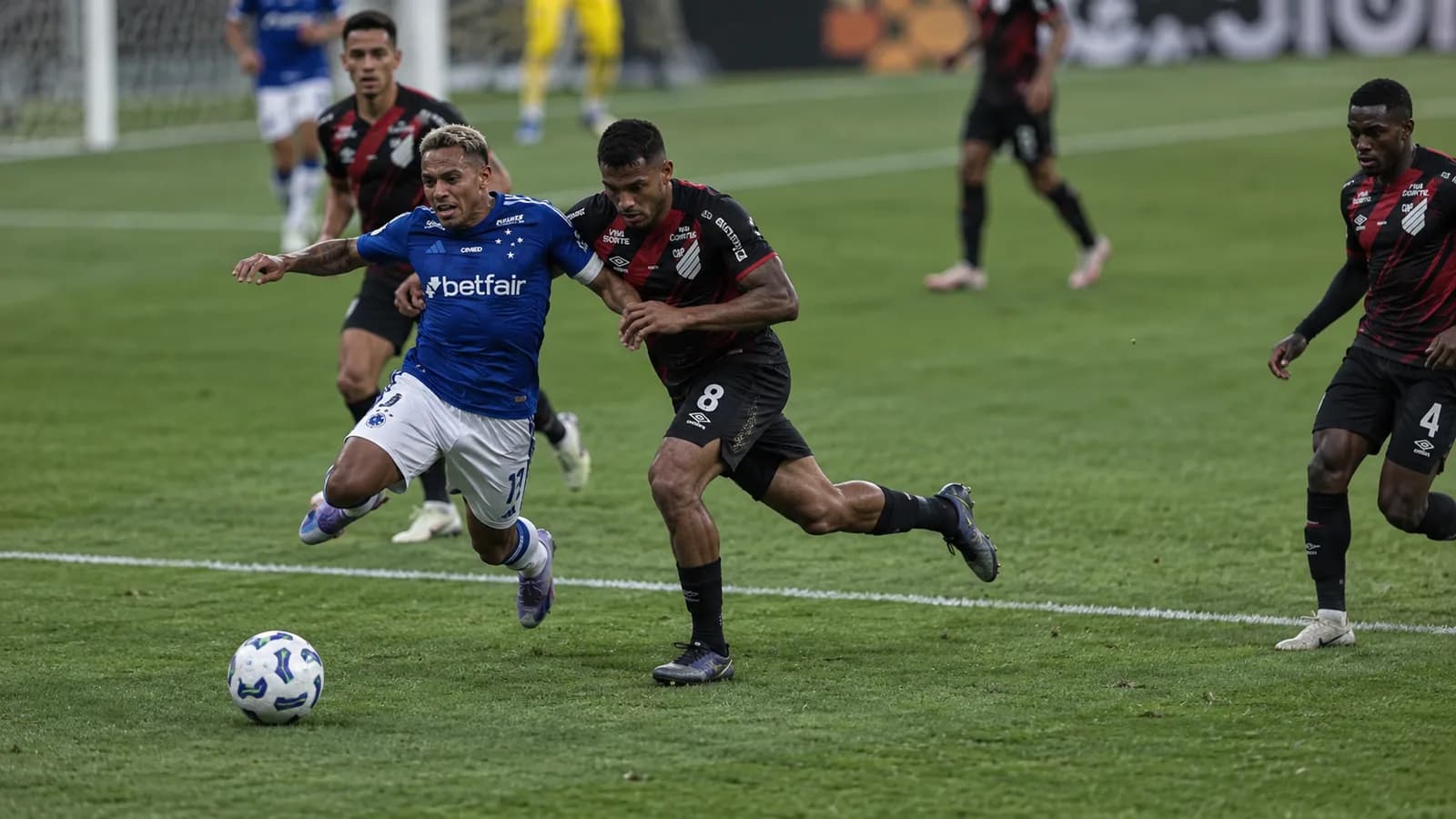 Foi pênalti de Luiz Gustavo em Matheus Pereira?