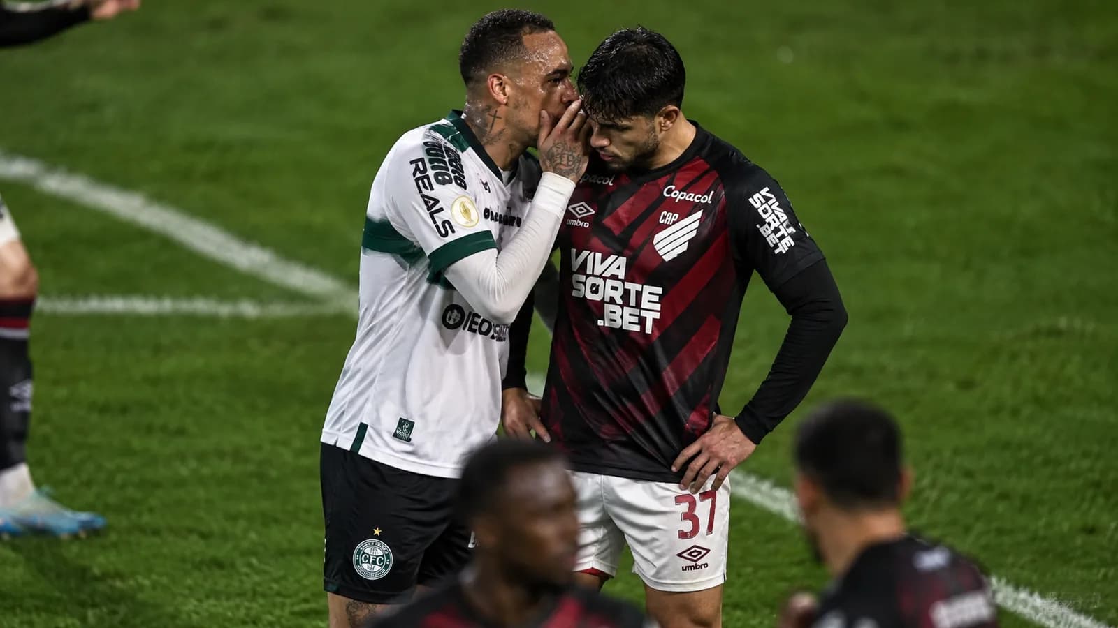 Breno Lopes deveria ter recebido vermelho pelo gesto durante a discussão?