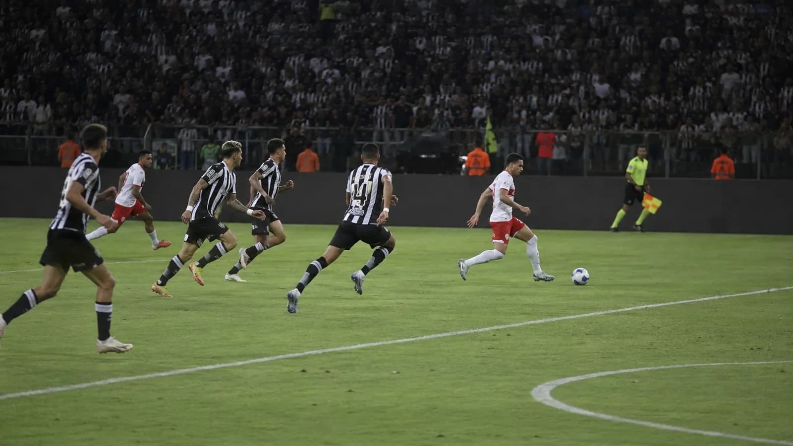 Impedimento de Isidro Pitta não marcado antes do gol do Bragantino