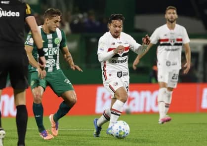 Possível pênalti de Yago Felipe em Domingos Duarte.